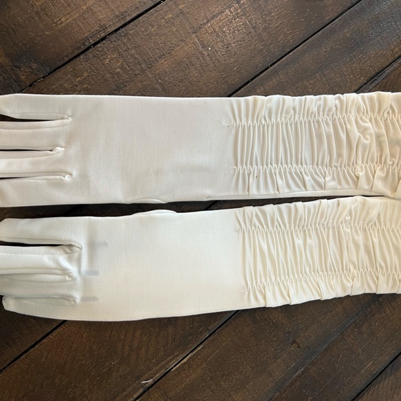 Brand New Silk Bridal Wedding Gloves - Picture 2 of 2